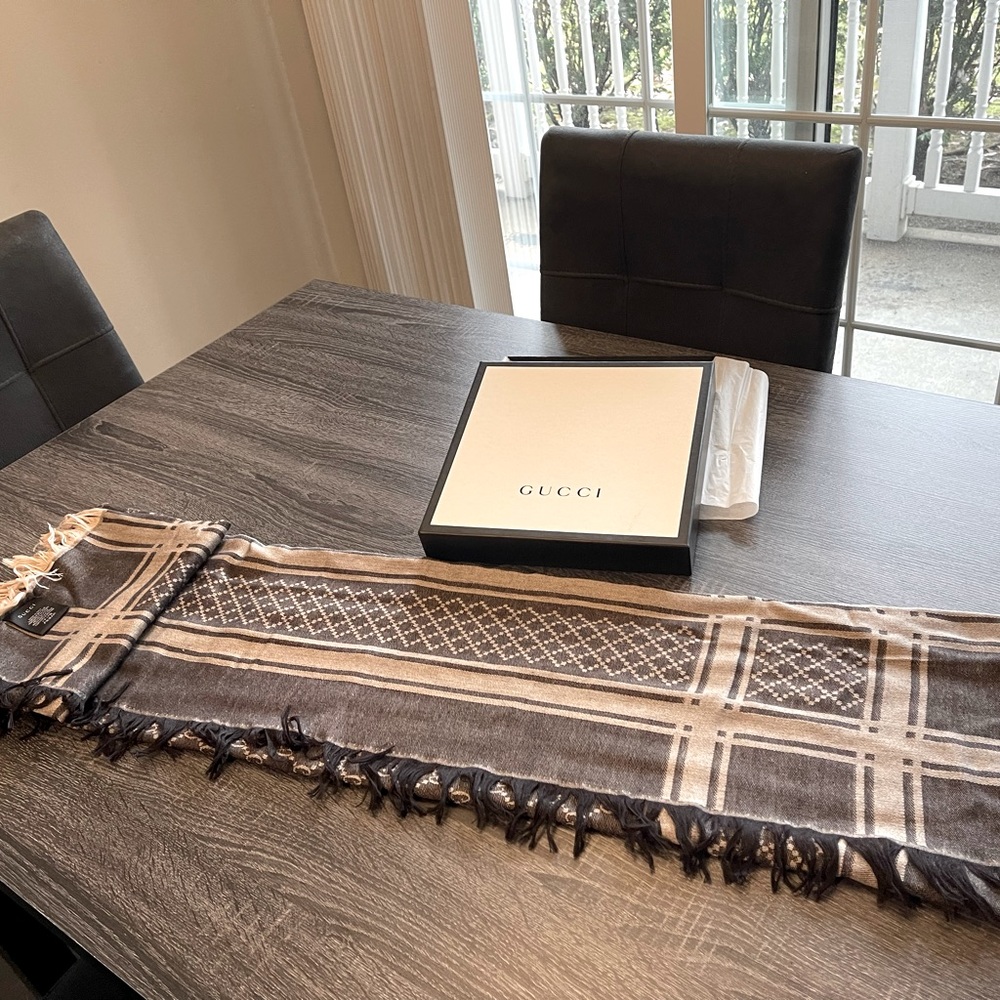 Men’s Gucci reversible scarf